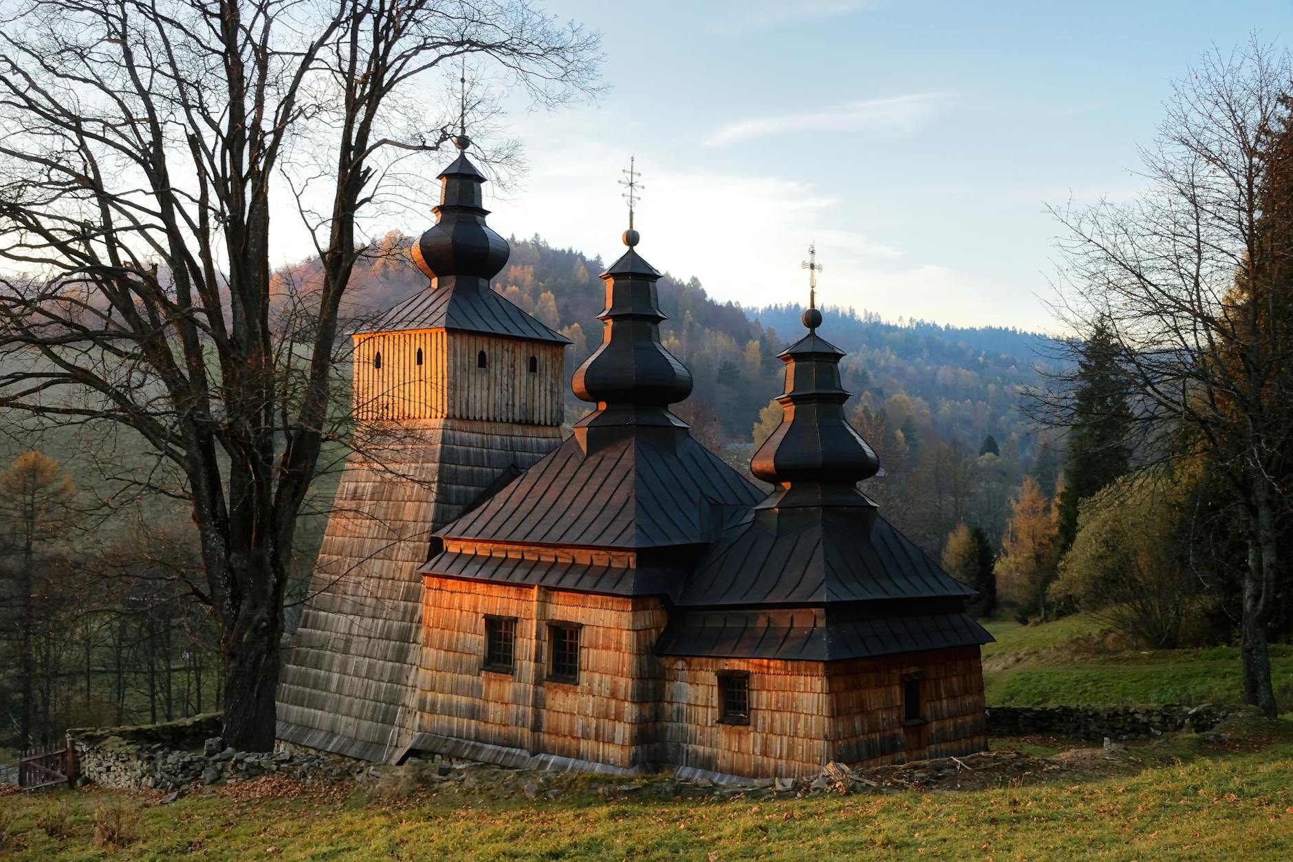 Drewniana cerkiew w Dubnem o zachodzie słońca
