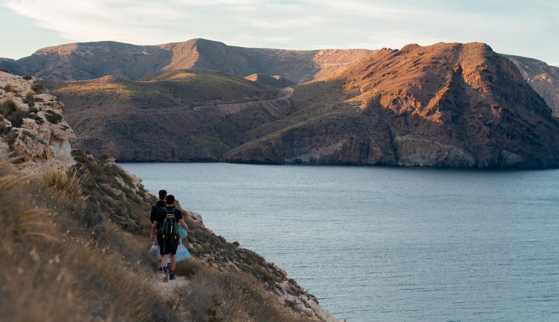 Dwóch turystów na szlaku nad oceanem z górskim wybrzeżem w Maroku