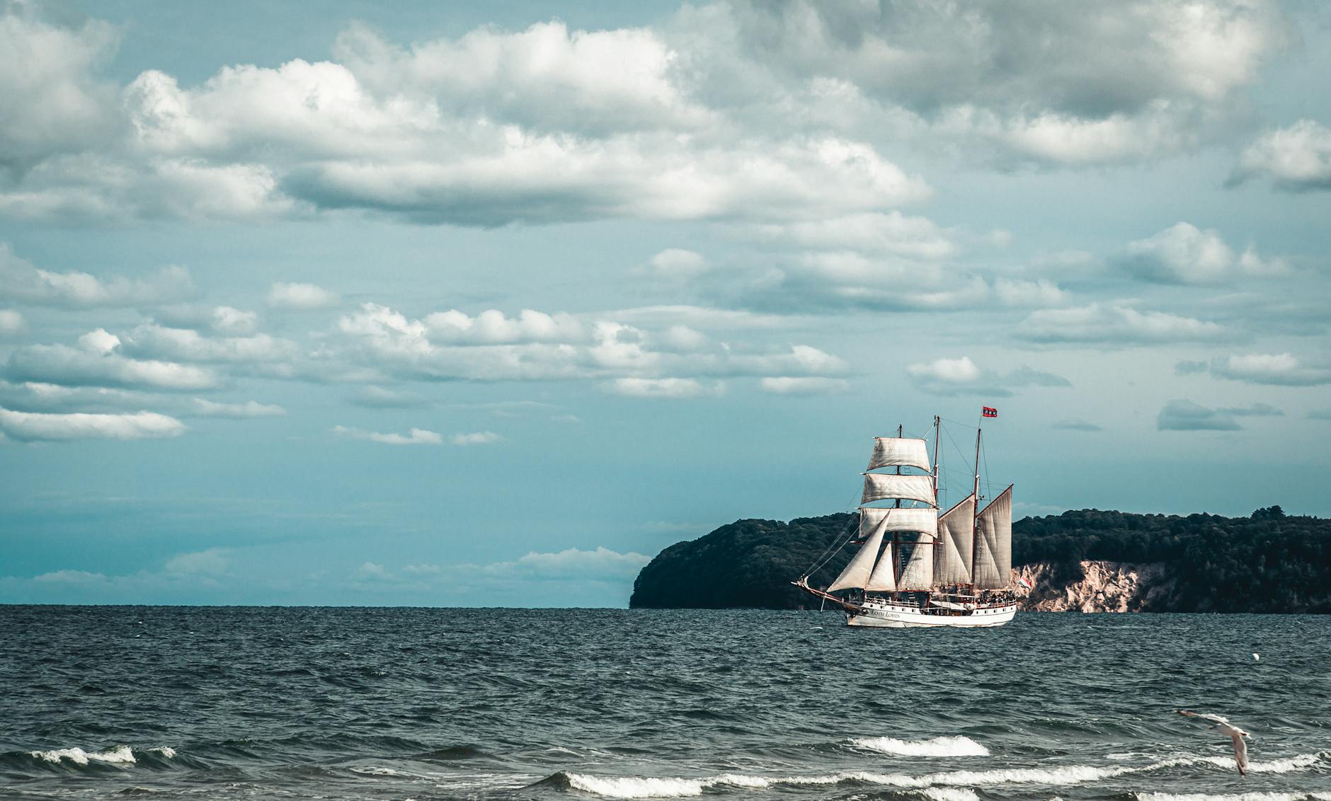 Duży żaglowiec płynie po Bałtyku w pobliżu wybrzeża Niemiec