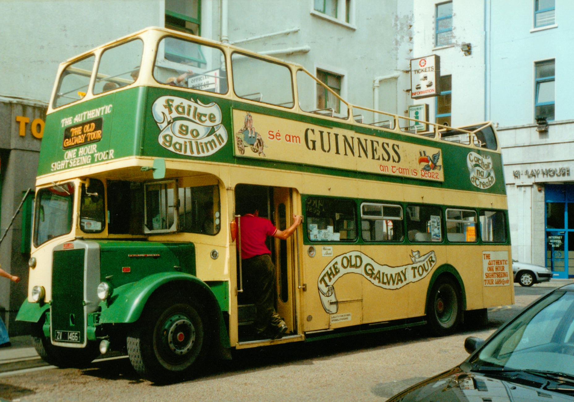 Pociągi i autobusy w Irlandii: jak kupować bilety i planować przesiadki bez stresu Dwupiętrowy autobus turystyczny Old Galway Tour na ulicy w Irlandii