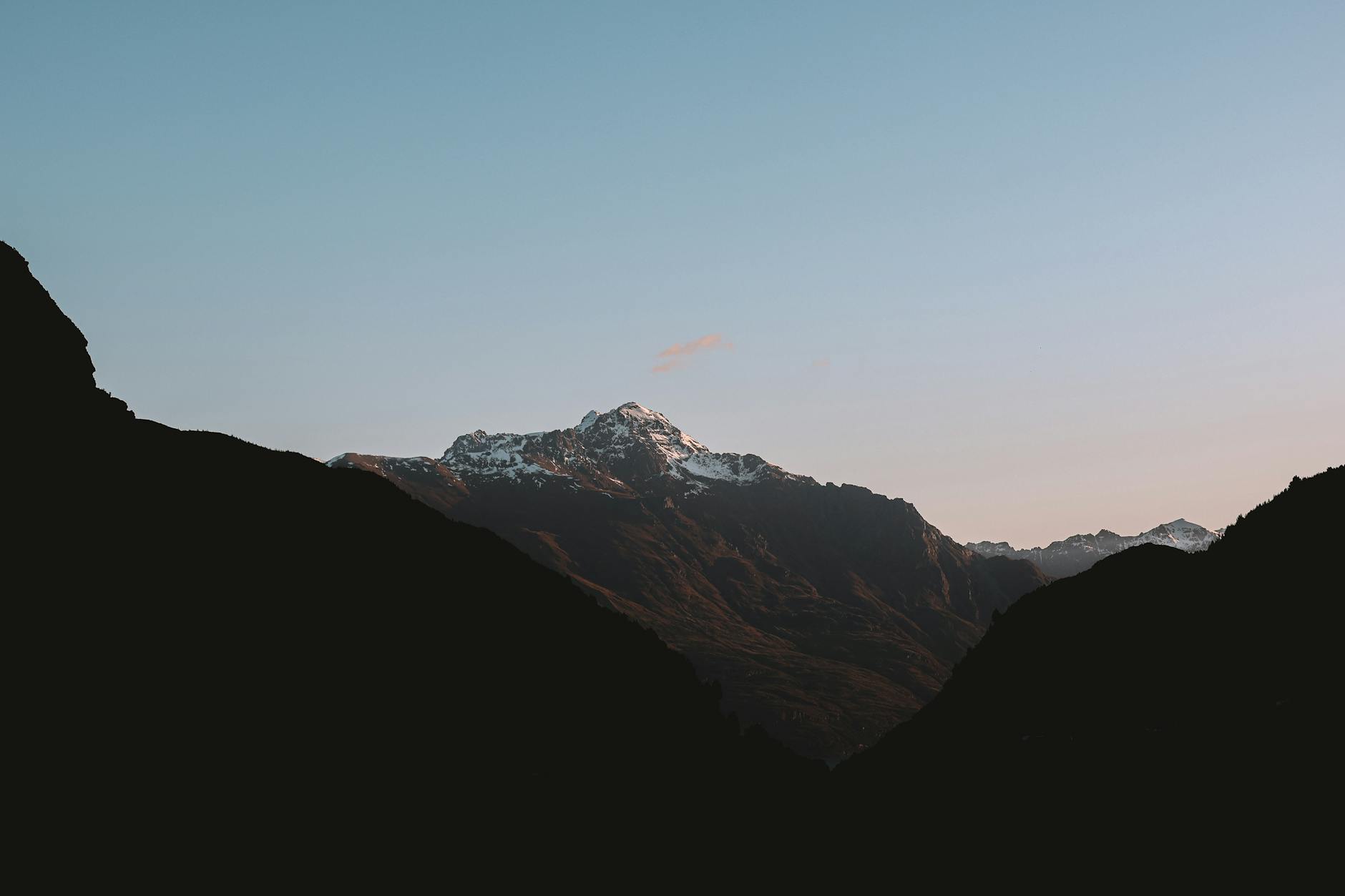 Góry Południowe w Nowej Zelandii o zmierzchu, spokojny górski krajobraz