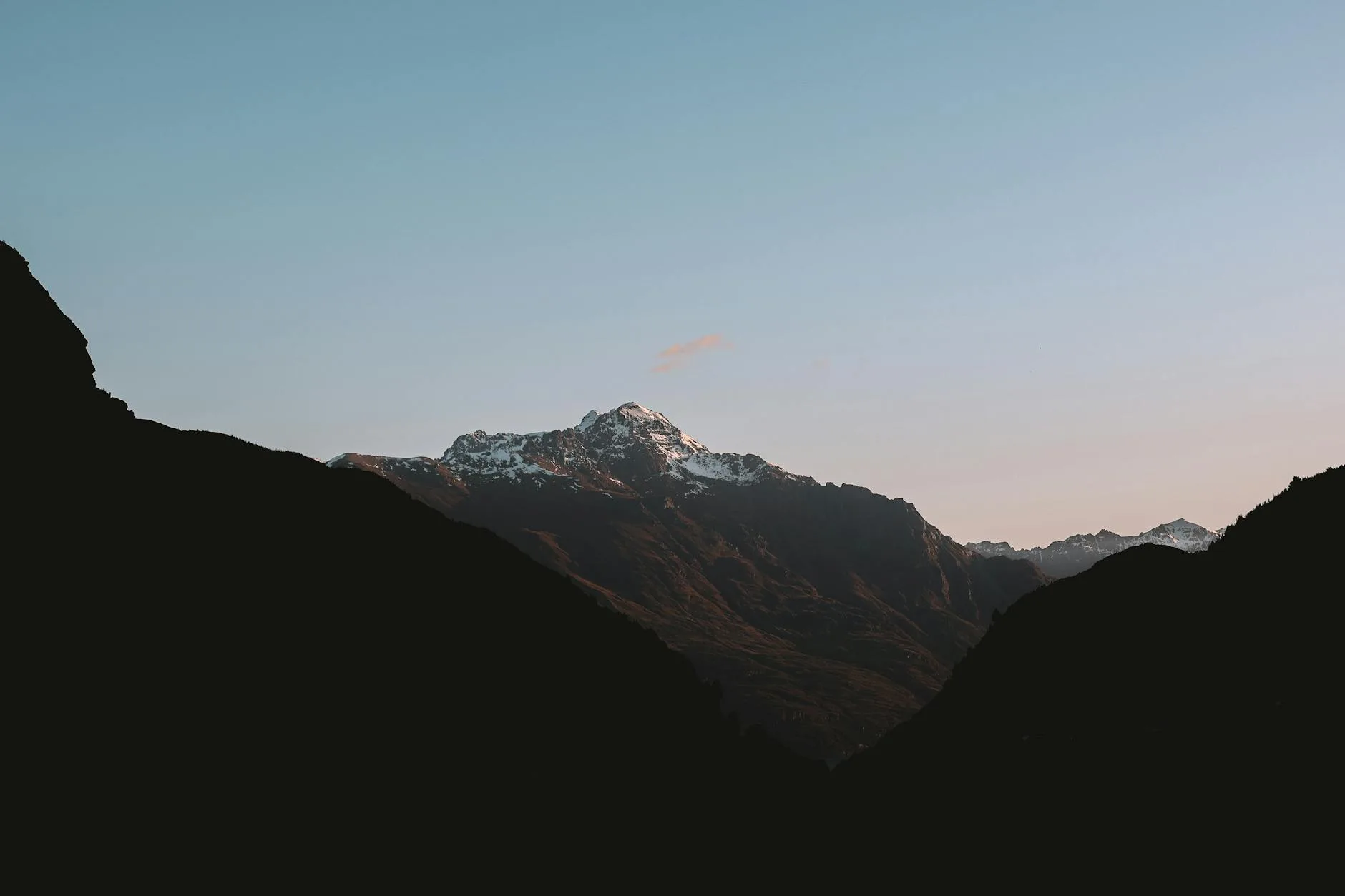 Góry Południowe w Nowej Zelandii o zmierzchu, spokojny górski krajobraz