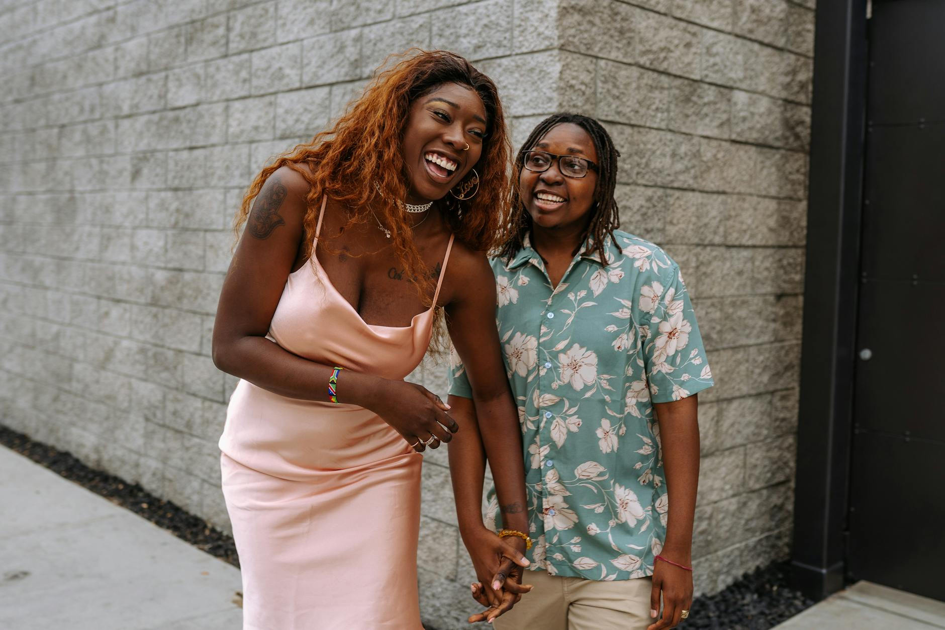 Szczęśliwa para trzymająca się za ręce na wakacjach w Meksyku