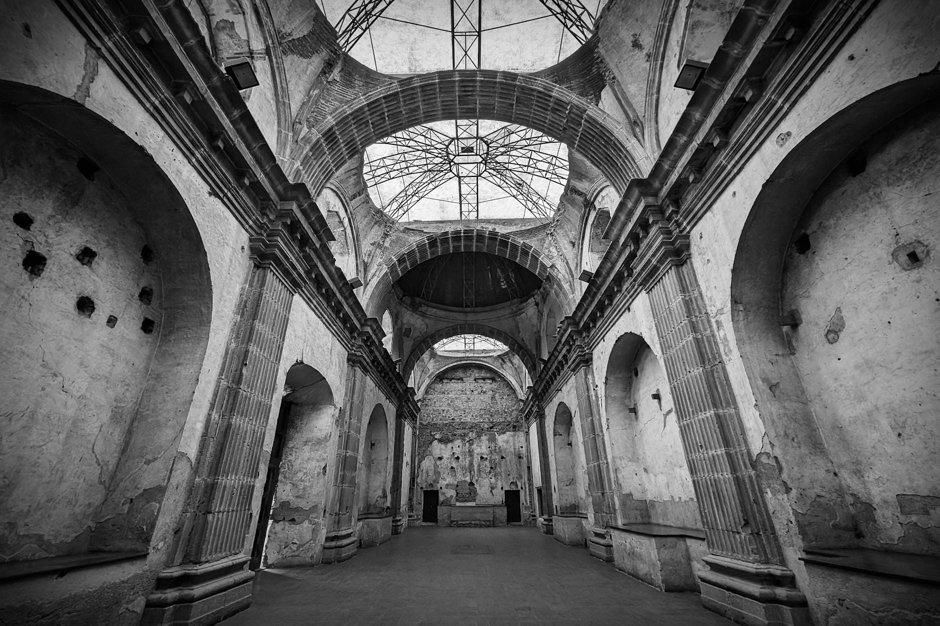 Wnętrze zrujnowanej katedry w Antigua Guatemala z łukami i kolumnami
