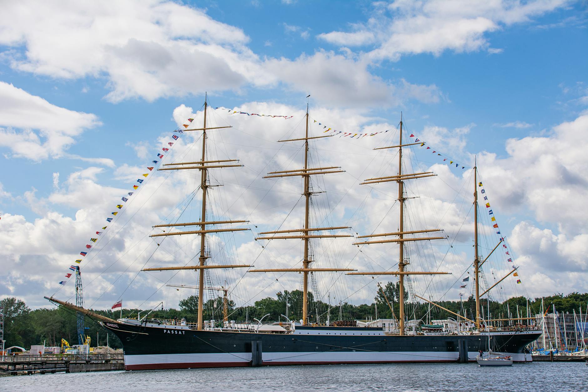 Żaglowiec Passat zacumowany w porcie w niemieckim mieście Lubeka