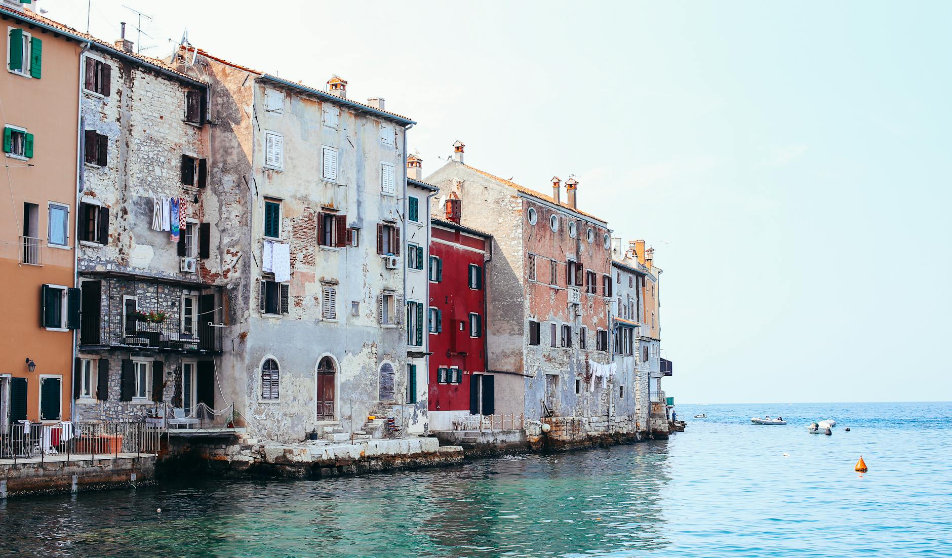 Kamienice Szybenika nad przejrzystym morzem