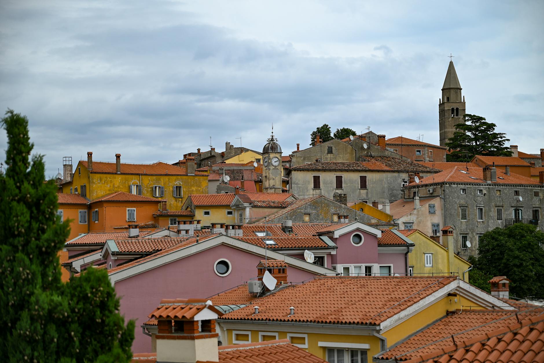 Kolorowe kamienice i wieża kościoła w nadmorskim miasteczku Chorwacji