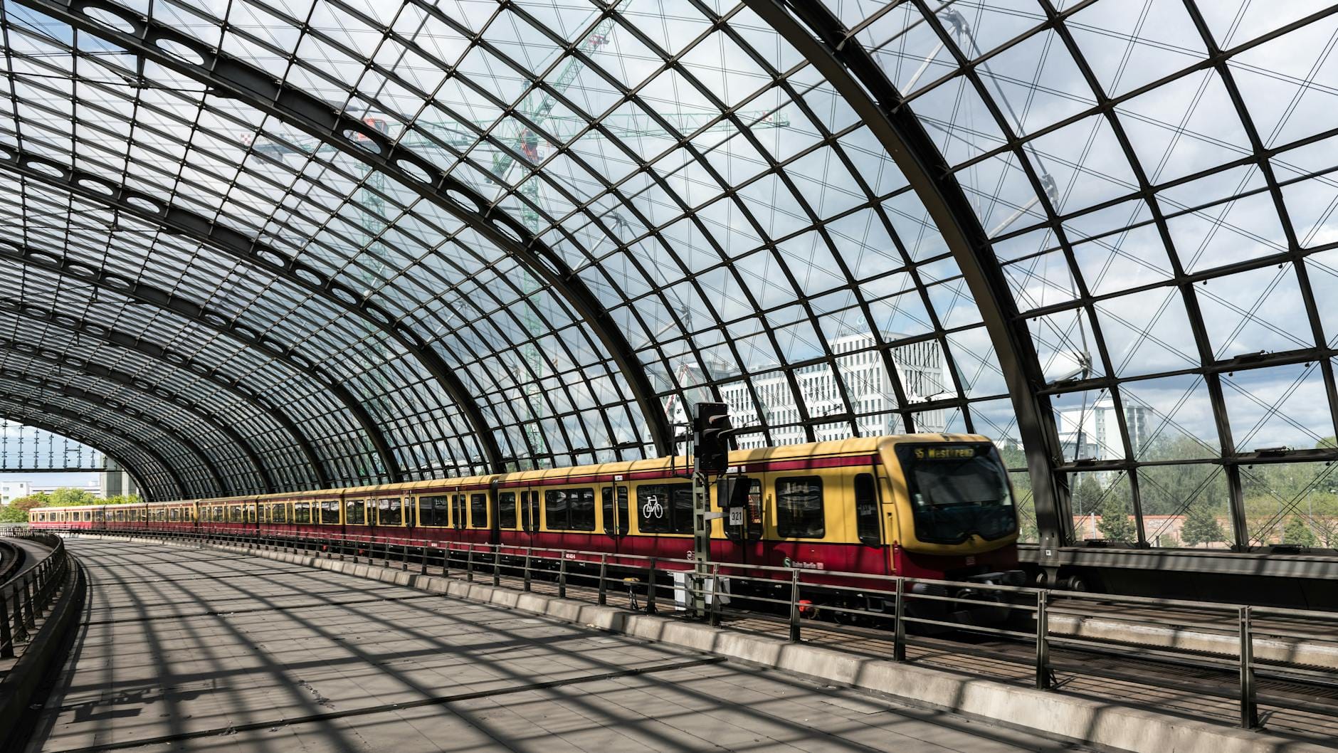 Nowoczesny dworzec kolejowy w Berlinie z przeszklonym, łukowym dachem