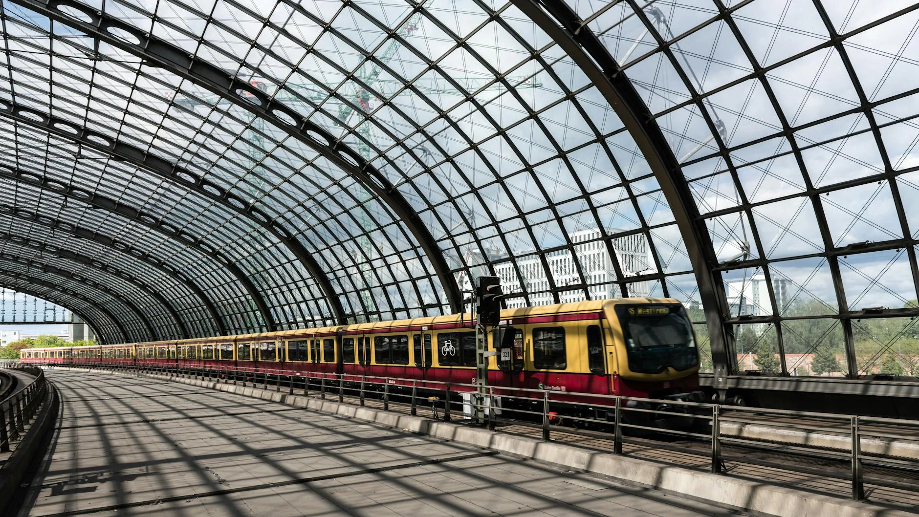 Nowoczesny dworzec kolejowy w Berlinie z przeszklonym, łukowym dachem