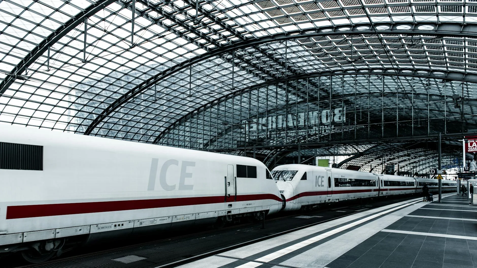 Pociąg ICE na dworcu Berlin Hauptbahnhof przed jednodniową wycieczką