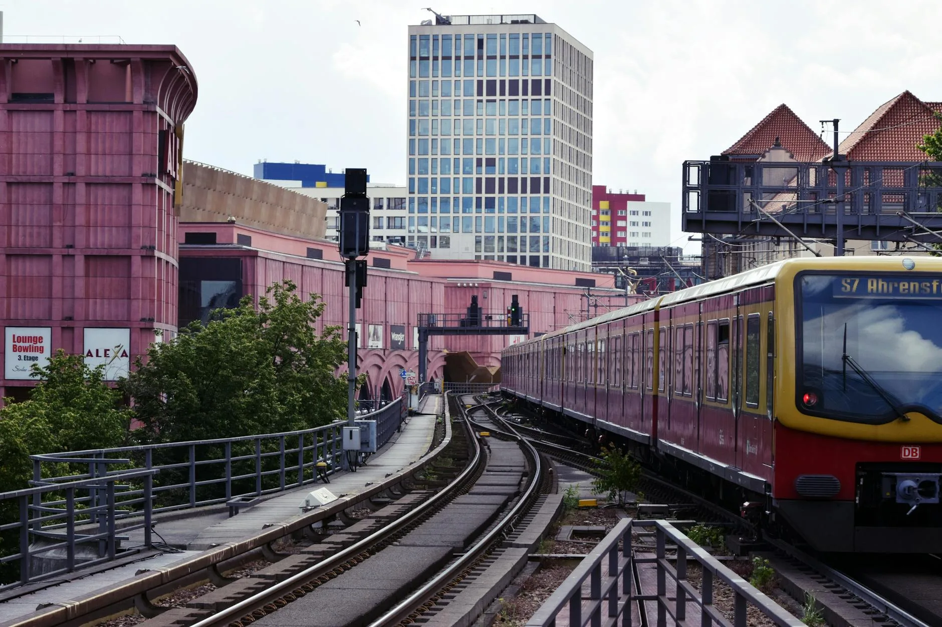 Pociąg S-Bahn jedzie przez kolorową zabudowę Berlina