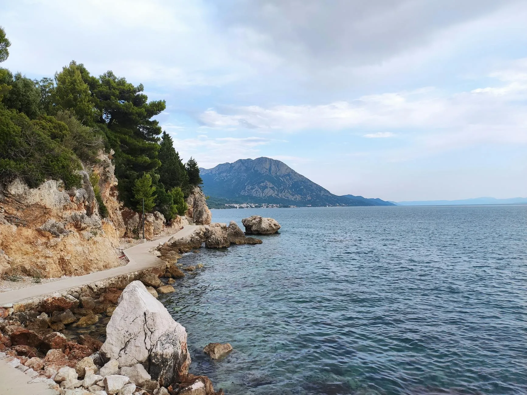 skaliste wybrzeże Podaca nad lazurowym Adriatykiem w Chorwacji