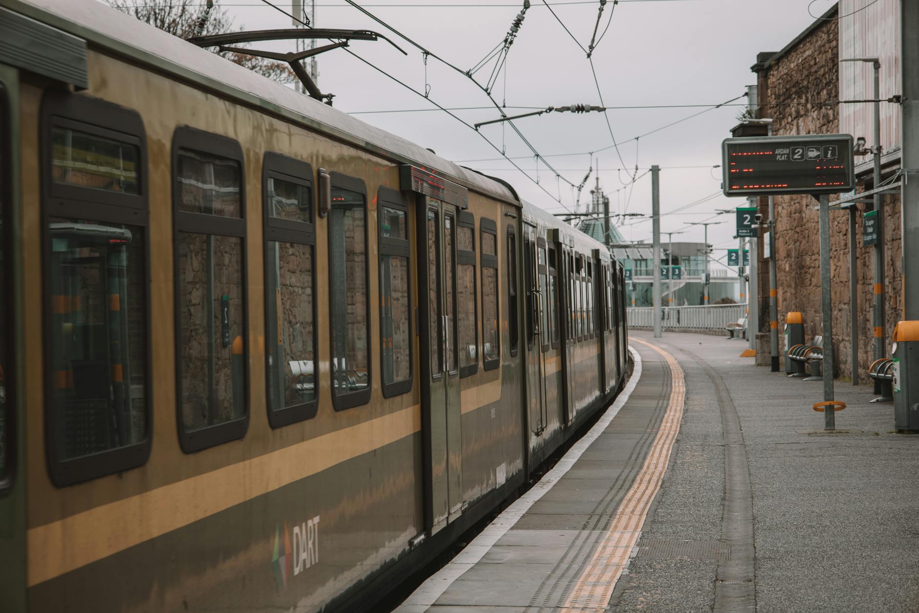 Pociąg DART na peronie w Dublinie jako przykład transportu publicznego