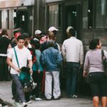 Ludzie wsiadający do autobusu komunikacji miejskiej w Gwatemali