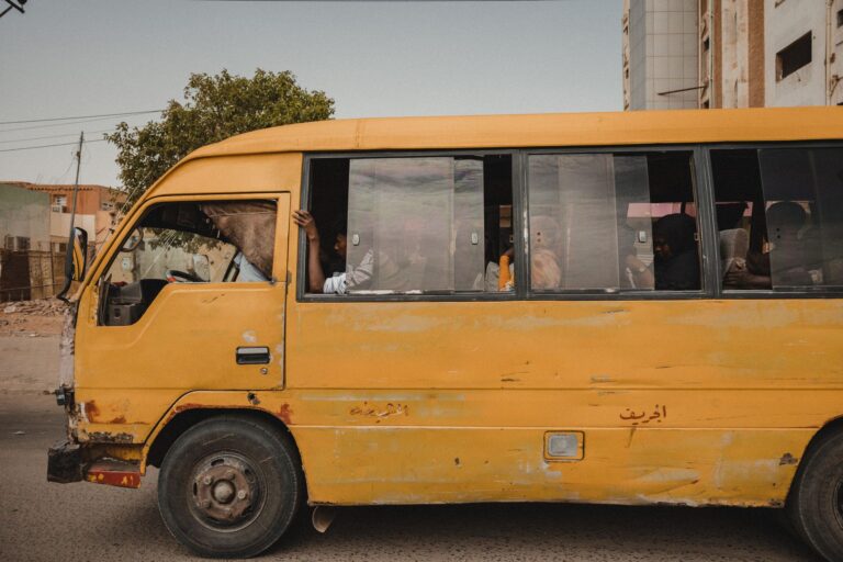 Zużyty żółty autobus na ulicy miasta w Gwatemali